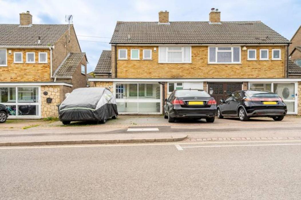 Beaconsfield Serenity: 4-Bedroom Near Luton Airport Exterior photo